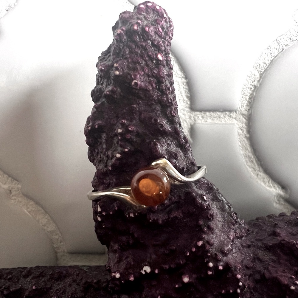 Ring. Amber and sterling silver.